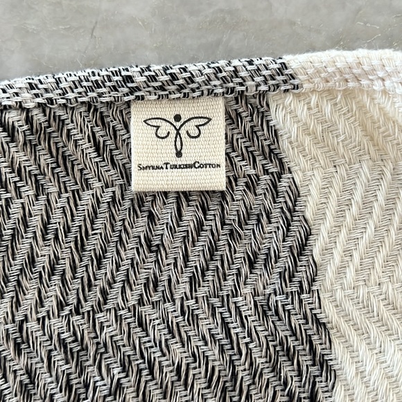 Table setting never been used NEW - Picture 2 of 2